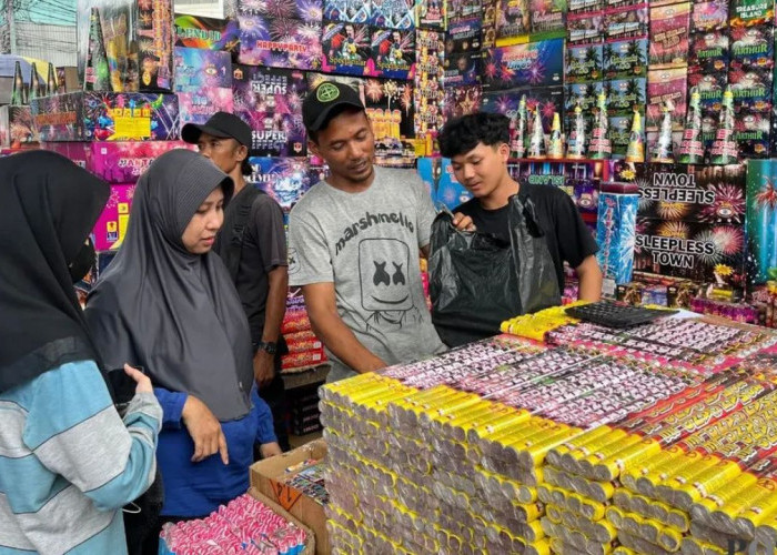 Larangan Kembang Api Tahun Baru 2026 Sepi Pasar, Pedagang Jakarta Terpaksa Putar Otak Demi Bertahan