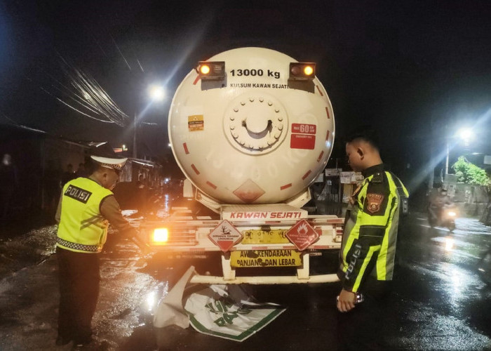  Datang ke TKP Kecelakaan Lalulintas Polisi Ini Shok,  yang Tewas Terlindas Truk Ternyata Orang Tuanya