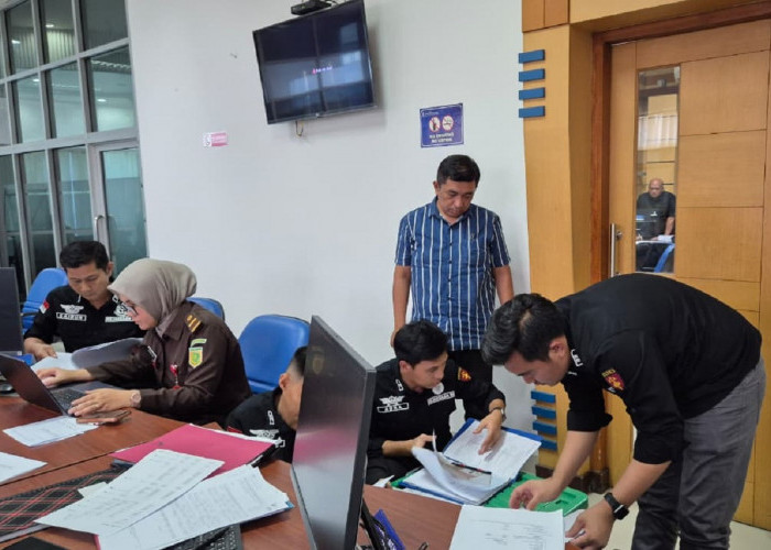 Geledah Bank 'Plat Merah', Penyidik Kejari OKU Timur Sita Ratusan Dokumen Penting