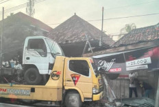 Truk Towing Dengan Logo Brimob Tabrak Tiang Listrik, Satu Desa Padam Seketika