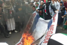 Kutuk Keras! Umat Islam  Bakar dan Injak Bendera Israel 