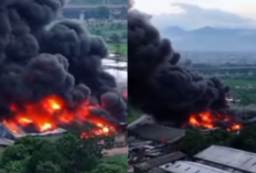 Kobaran Api Melahap Pabrik Pengolahan Limbah Plastik di Bandung, Asap Hitam Membubung Tinggi