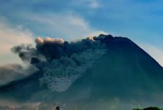 Waspada! Gunung Merapi Tercatat 30 Kali Muntahkan Guguran Lava Menuju Arah Barat Daya Sejauh 1600 Meter