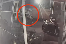 Adzan Berkumandang, Pria Ini Malah Embat Motor Jemaah Masjid, Aksinya Terekam CCTV