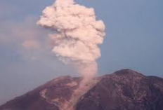 Info Terkini, Gunung Ibu Kembali Erupsi, Tinggi Kolom Abu Vulkanik Mencapai 200 Meter, Status Level II