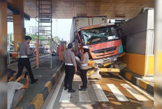 Kecelakaan di GT Ciawi 2, Truk Fuso Tabrak Pagar dan 2 Mobil Gegara Rem Blong!