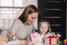 Jangan Cuma Kasih Bunga, Ini 7 Ide Menarik untuk Hadiah di Hari Ibu, Nomor 3 Bikin Ibu-mu Tersenyum Lho!