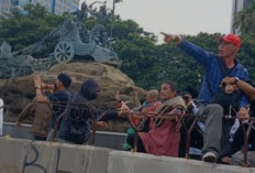Panas! Dua Kelompok Pendukung Anies dan Prabowo Terlibat Kericuhan di Patung Kuda, Tolak Kecurangan Pemilu