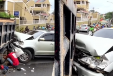 Ngeri di Tanjakan Sawangan! Truk Pasir Mundur Tiba-tiba, Hantam Fortuner hingga Ringsek Parah di Depok