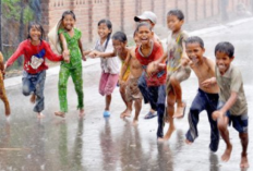 Jangan Khawatir Ya Moms, Main Hujan Baik Untuk Kesehatan Anak Lho, Yuk Cari Tahu!