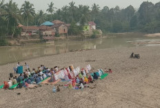 Sholat di Sungai yang Surut dan Airnya Keruh Dampak Penambangan Emas, Berharap Hujan Segera Turun