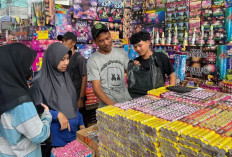 Larangan Kembang Api Tahun Baru 2026 Sepi Pasar, Pedagang Jakarta Terpaksa Putar Otak Demi Bertahan
