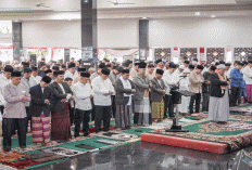 Bareng Keluarga dan Warga Muba, Pj Bupati Apriyadi Salat Id di Rumdin