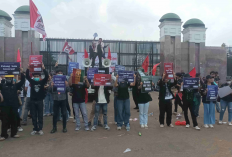 Jakarta Erupts! Thousands of Students Storm Parliament to Confront Indonesia’s Greedy DPR Lawmakers