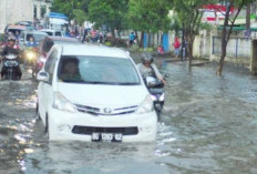 Bak Lautan! Hujan Lebat Dua Jam, Banjir Merendam Palembang, Kendaraan Mogok..