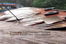 Menegangkan! Kapal Pengangkut 1 Ton Pupuk Tenggelam di Sungai Muara Padang Banyuasin