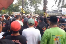 Pengambilan Nomor Urut di Kantor KPU Palembang Sumsel, Berakhir Ricuh Hingga Terjadi Penusukan Anggota Polri