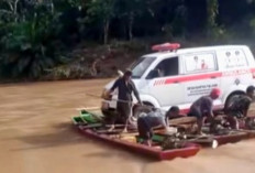 WOW, Perahu Rakit Seberangkan Mobil Ambulance, Jembatan Putus Diterjang Banjir, Ini Perjuangannya...