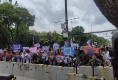 Massa Aksi Berunjuk Rasa di Depan Gedung KPU RI, Ketegangan dan Tuntutan yang Membelah