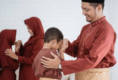 7 Adab Islami yang Harus Diajarkan Kepada Anak Sejak Dini, Apa Aja Sih?