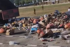 Kesal Gaji tak Kunjung Dibayar, Petugas Kebersihan Nekad Tumpahkan Sampah Depan Kantor Bupati