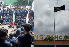 Tolak RUU TNI, Bendera Indonesia Gelap Berkibar Setengah Tiang Didepan Gedung Pancasila 