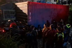 Truk Kontainer Hantam Sedan di Karawang, 3 Orang Tewas! 