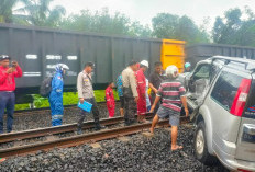 Mati Mesin di Atas Rel, Mobil Ford Everest Terseret Kereta Api, 2 Perempuan di Dalamnya Selamat