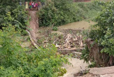 Jembatan Penghubung Dua Desa Ambruk, Kadin PU TR Belum Terima Laporan