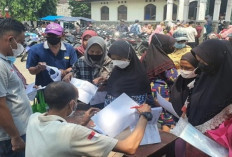 Polisi Bagikan Bansos Untuk Anak Yatim, Disabilitas dan Pengemudi Ojek Online Wanita di Jakarta Selatan