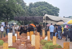 Tangis Sahabat Pecah di Pemakaman Vidi Aldiano, Dunia Hiburan Kehilangan Bintang! 