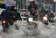 Tips Aman Bermotor Saat Musim Hujan, Biar Nggak Gampang 'Masuk Angin'