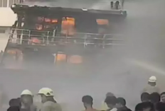 Menegangkan! Sebuah Kapal Terbakar di Dermaga Barat Penjaringan Jakarta Utara, 12 Damkar Diturunkan...