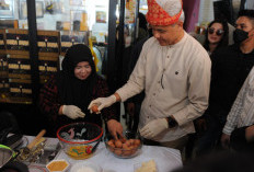 Unik! Capres Ganjar Pranowo Bikin Maksuba Kue Khas Palembang, Berikut Keseruannya!