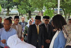 Dimakamkan di TMPNU Kalibata, Begini Prosesi Pemakaman Daarwin Zahedy yang Dimpinpin Oleh Bahlil
