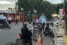 Depok Memanas! Massa Demo Datangi Mako Brimob Kelapa Dua, Kendaraan dan Fasilitas Umum Terbakar