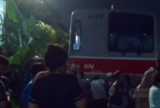 Nahas! Pengendara Motor Perempuan Tewas Ditabrak KRL di Pesing Koneng, Terpental hingga Masuk Kali