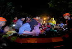 Menegangkan! Evakuasi Warga yang Terjebak Banjir Bandang di Sidrap, Tim SAR Harus Menerobos Derasnya Arus Air