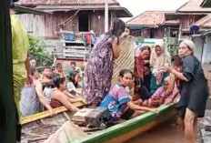 Ani Melahirkan di Atas Perahu, Dibantu Bidan Disaksikan Sejumlah Ibu-ibu, Begini Ceritanya