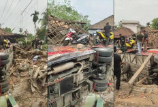Terperosok dari Tebing Bus Sinar Dempo Tabrak 2 Rumah di  Gunung Megang, Belasan Penumpang Luka-luka