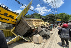 Menegangkan! Sebuah Truk Fuso Hantam Toko dan Motor di Gunung Manggah, Diduga Alami Kerusakan...