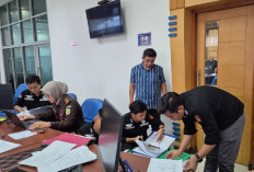 Geledah Bank 'Plat Merah', Penyidik Kejari OKU Timur Sita Ratusan Dokumen Penting