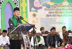 Pj Gubernur Agus Fatoni Salurkan Sembako untuk Santri Serta Bantuan Dana Ponpes Darussalam Tegal Rejo OKUT