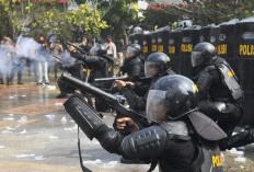KEOS! Polisi Bentrok Dengan Demonstran, Lempar Bom Molotov Hingga Penyanderaan