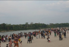Air Sungai yang Surut Mendatangkan Ribuan Orang, Ibu-ibu dan Pemuda Desa Ketiban Rejeki