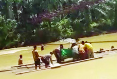 Dramatis! Jembatan Gantung Rusak Berat, Warga Desa Tanjung Aur Bekerja Sama Angkut Jenazah Pakai Rakit Bambu