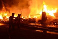 Viral! Kebakaran Hebat Melanda Cilandak Timur, Enam Rumah Hangus Terbakar