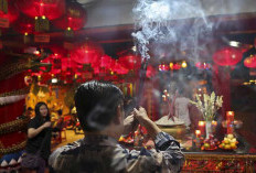 Tradisi Jelang  Perayaan Imlek, Ritual Dewa Dapur Digelar Malam Hari