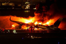 Pesawat Japan Airlines Kebakaran Dahsyat setelah bertabrakan di Landasan Pacu Bandara Tokyo