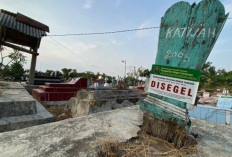 HEBOH! 12 Makam di Indramayu Disegel Stiker Misterius, Pengadilan Negeri Bantah Terlibat